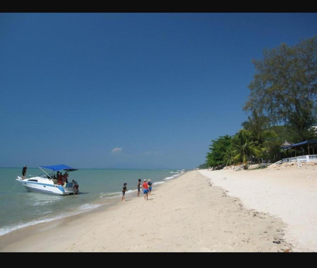 By The Sea Batu Ferringhi Beach Front Apartment Suite Esterno foto