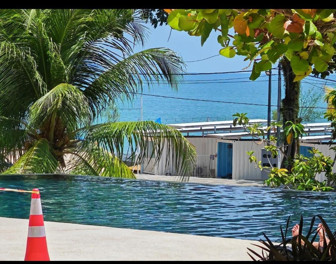 By The Sea Batu Ferringhi Beach Front Apartment Suite Esterno foto
